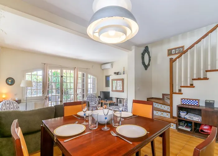 Paola: Preciosa Casa Pareada Con Piscina Sitges