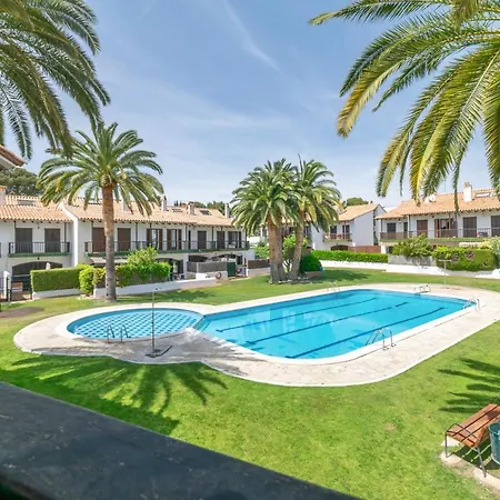 Paola: Preciosa Casa Pareada Con Piscina Sitges