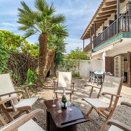 Paola: Preciosa Casa Pareada Con Piscina סיטגס